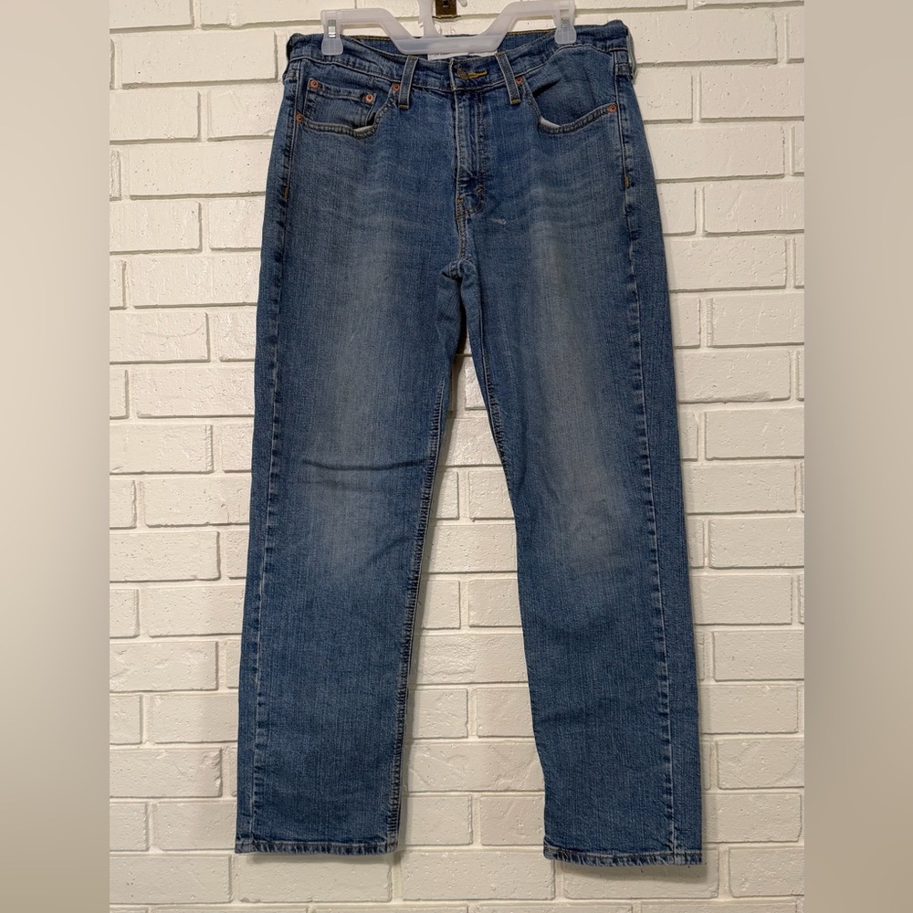 Men’s Signature Levi Strauss S67 Athletic. 32X30. Slight distressing. See pics.